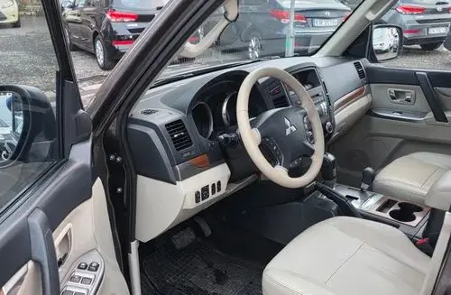 MITSUBISHI Pajero 