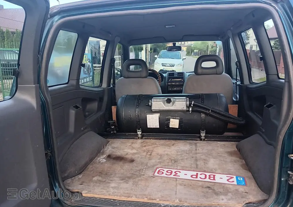 NISSAN Terrano 2.4 SR