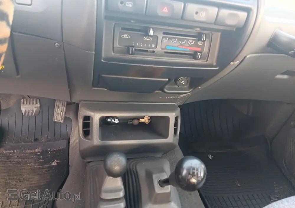 NISSAN Terrano 2.4 SR