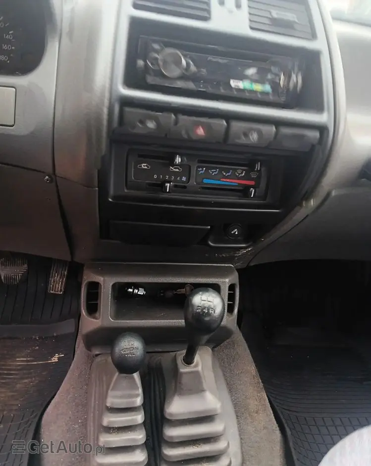 NISSAN Terrano 2.4 SR
