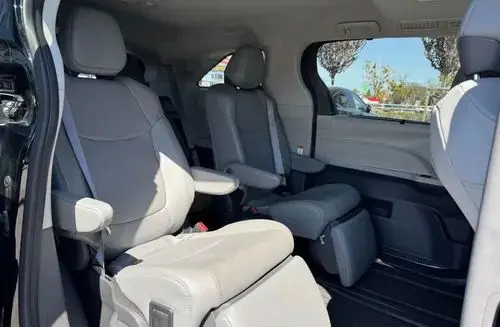 TOYOTA Sienna 