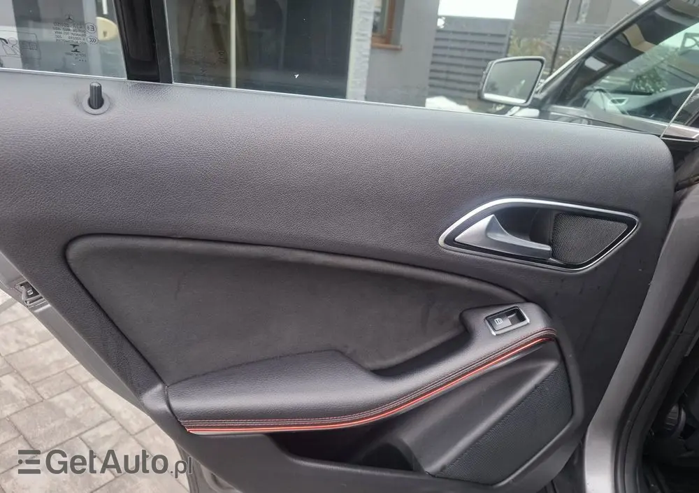 MERCEDES-BENZ CLA 180 7G-DCT Orange Art Edition