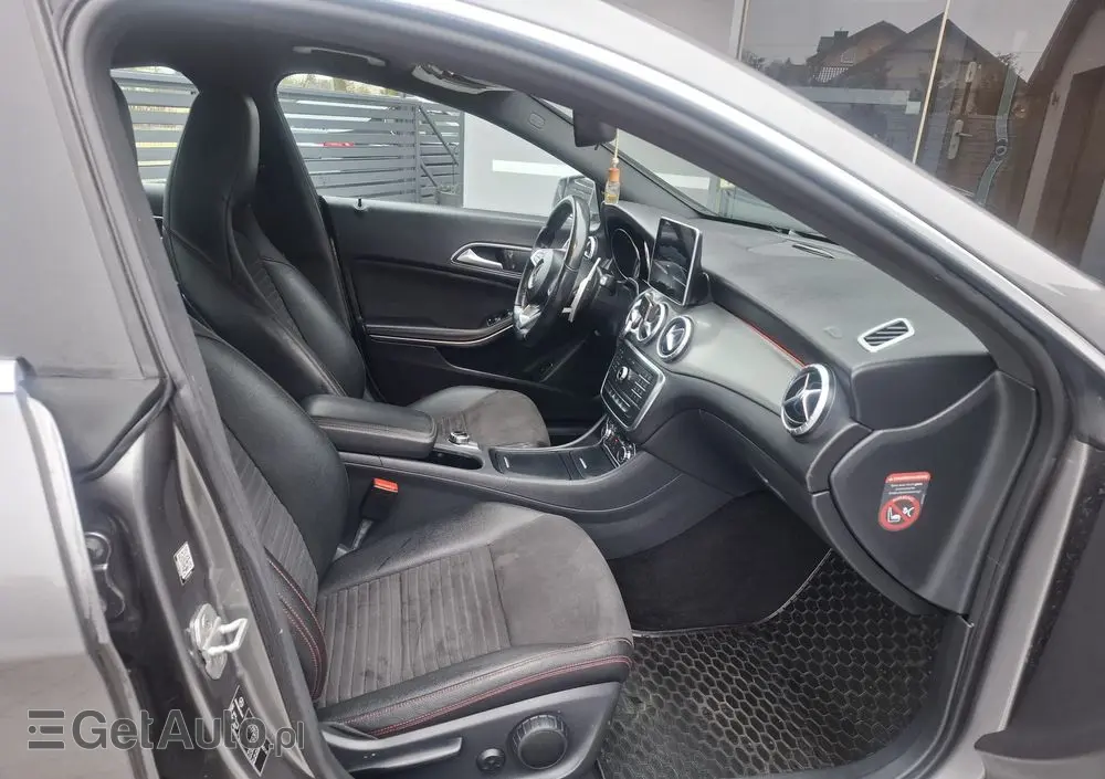 MERCEDES-BENZ CLA 180 7G-DCT Orange Art Edition