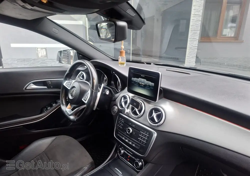 MERCEDES-BENZ CLA 180 7G-DCT Orange Art Edition