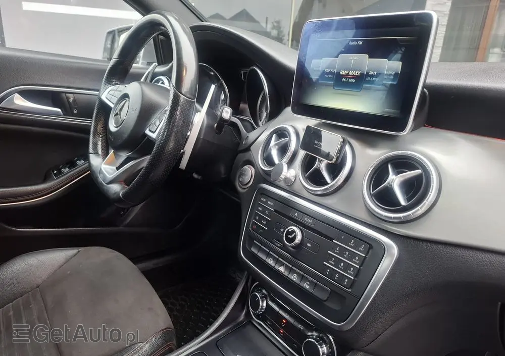 MERCEDES-BENZ CLA 180 7G-DCT Orange Art Edition