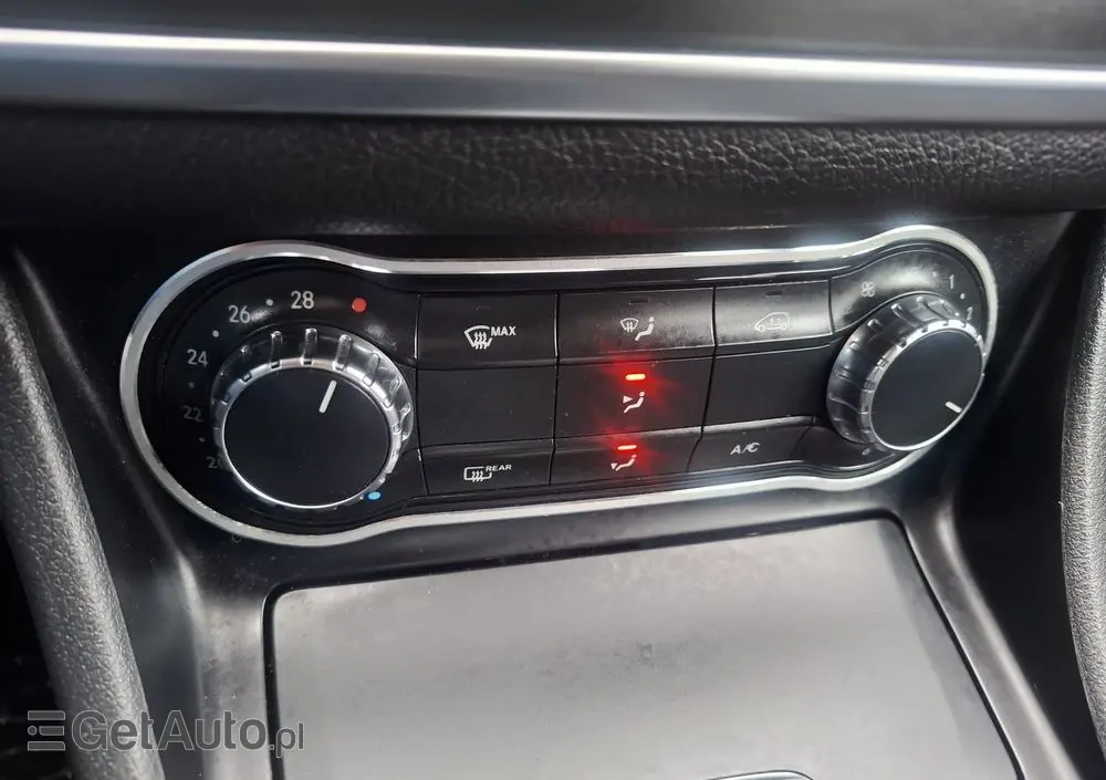 MERCEDES-BENZ CLA 180 7G-DCT Orange Art Edition