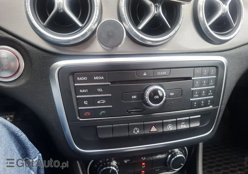 MERCEDES-BENZ CLA 180 7G-DCT Orange Art Edition