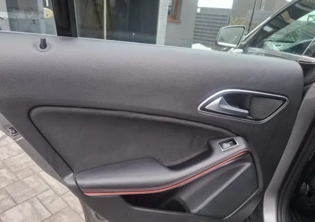 MERCEDES-BENZ CLA 180 7G-DCT Orange Art Edition