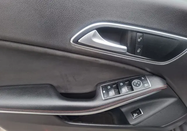 MERCEDES-BENZ CLA 180 7G-DCT Orange Art Edition