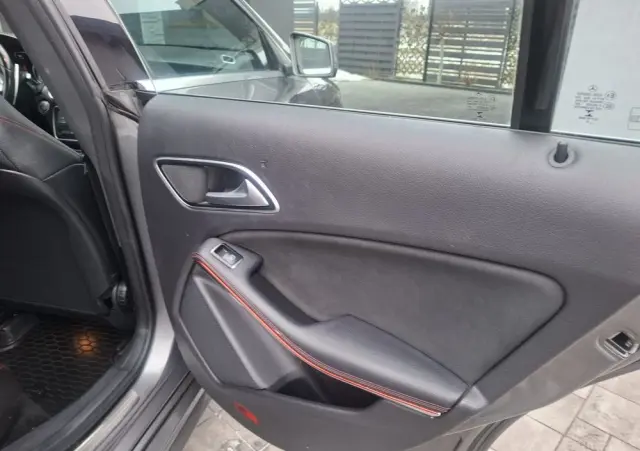 MERCEDES-BENZ CLA 180 7G-DCT Orange Art Edition