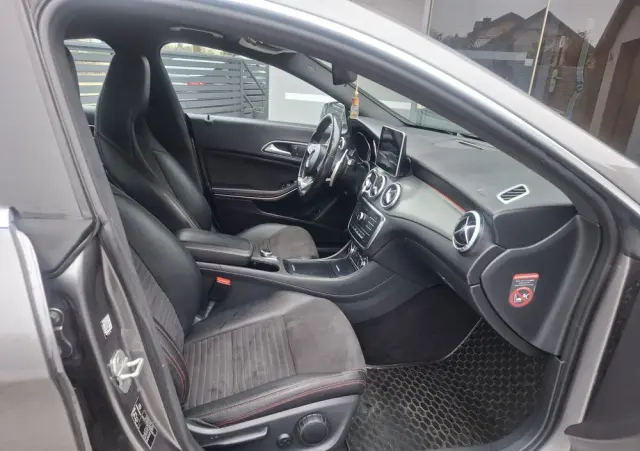 MERCEDES-BENZ CLA 180 7G-DCT Orange Art Edition