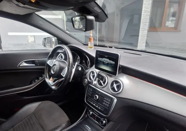 MERCEDES-BENZ CLA 180 7G-DCT Orange Art Edition