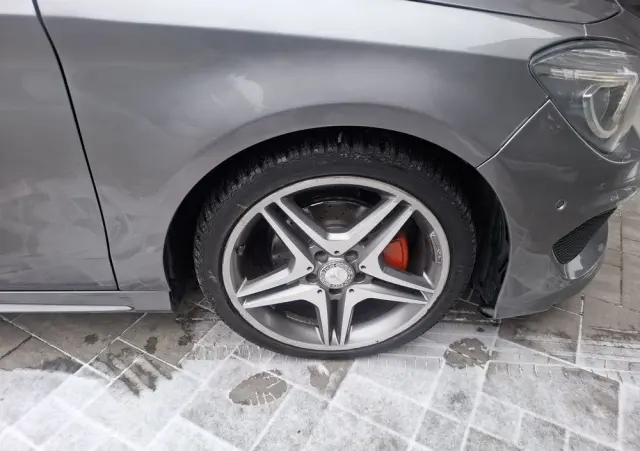 MERCEDES-BENZ CLA 180 7G-DCT Orange Art Edition