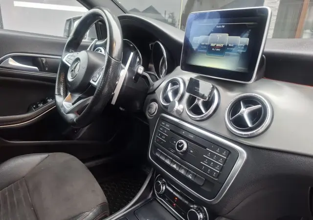 MERCEDES-BENZ CLA 180 7G-DCT Orange Art Edition