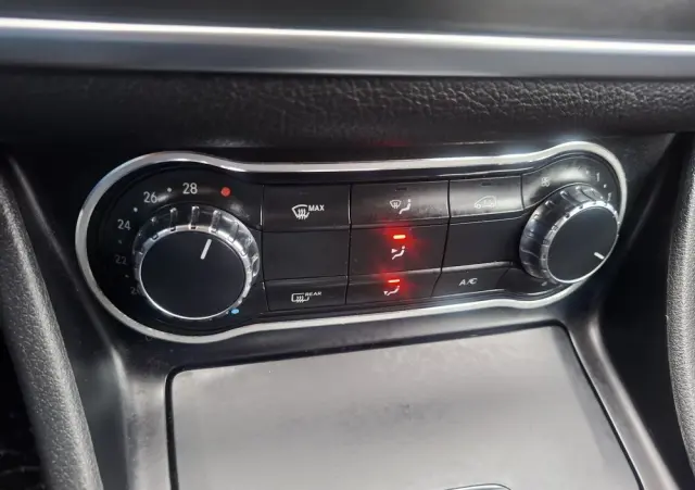 MERCEDES-BENZ CLA 180 7G-DCT Orange Art Edition