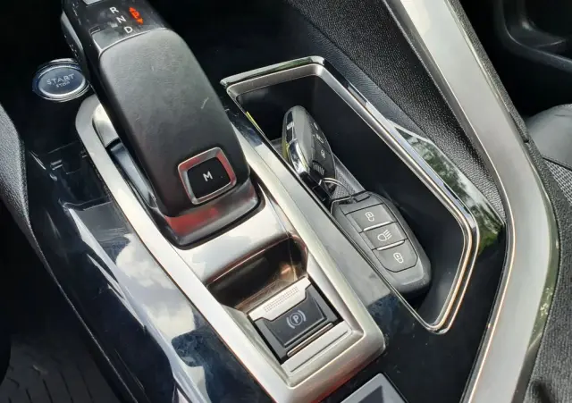 PEUGEOT 3008 1.2 PureTech Allure S&S EAT8