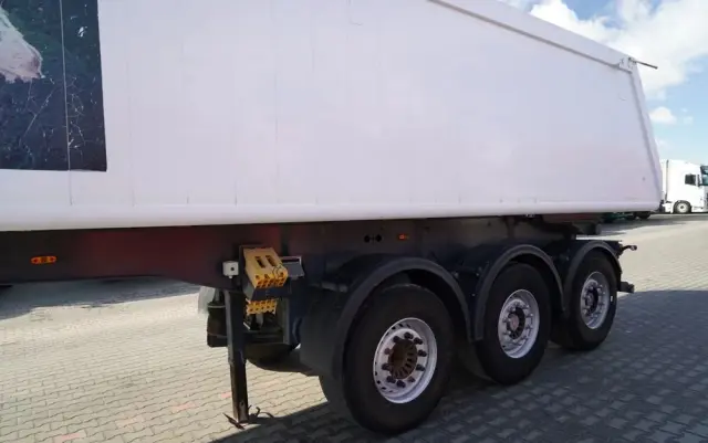 CARNEHL WYWROTKA / 26 m3 / ALUMINIOWA / OŚ PODNOSZONA / SAF / WAGA: 5 300 KG / 