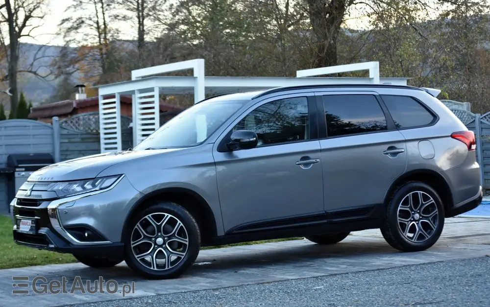 MITSUBISHI Outlander 2.0 4WD CVT Diamant Edition+