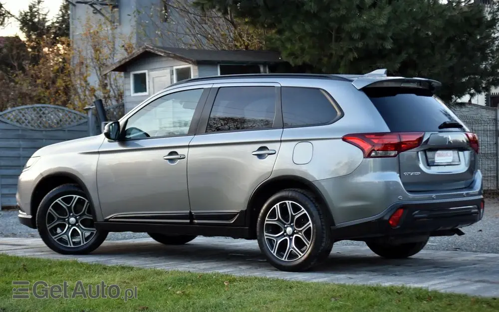 MITSUBISHI Outlander 2.0 4WD CVT Diamant Edition+