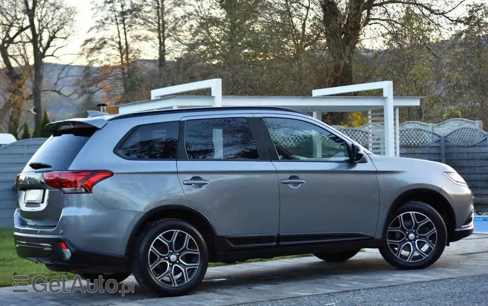 MITSUBISHI Outlander 2.0 4WD CVT Diamant Edition+