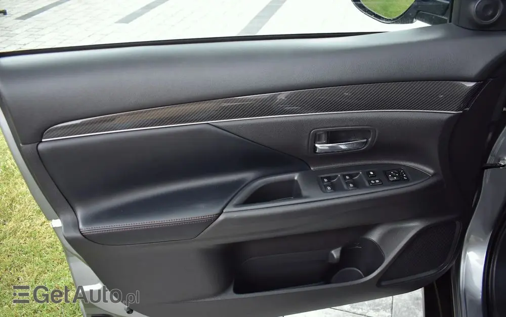 MITSUBISHI Outlander 2.0 4WD CVT Diamant Edition+