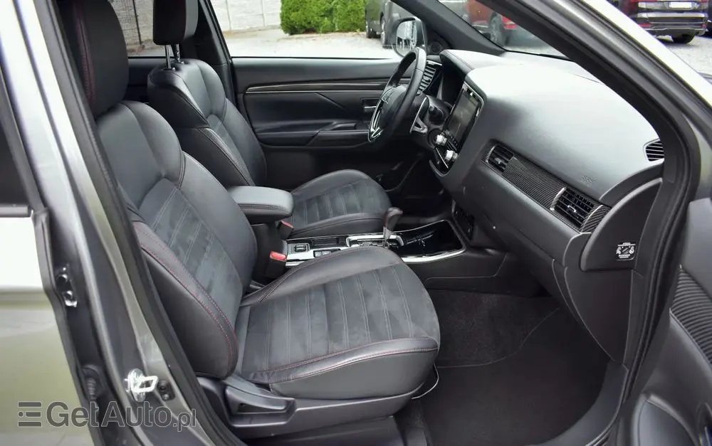 MITSUBISHI Outlander 2.0 4WD CVT Diamant Edition+