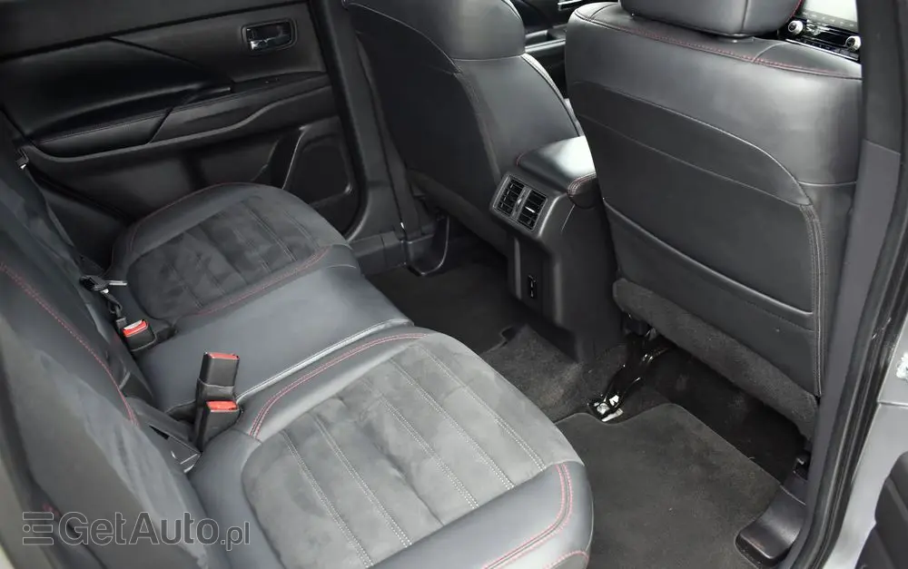 MITSUBISHI Outlander 2.0 4WD CVT Diamant Edition+