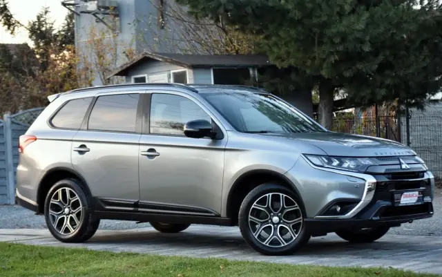 MITSUBISHI Outlander 2.0 4WD CVT Diamant Edition+