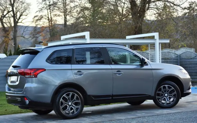 MITSUBISHI Outlander 2.0 4WD CVT Diamant Edition+