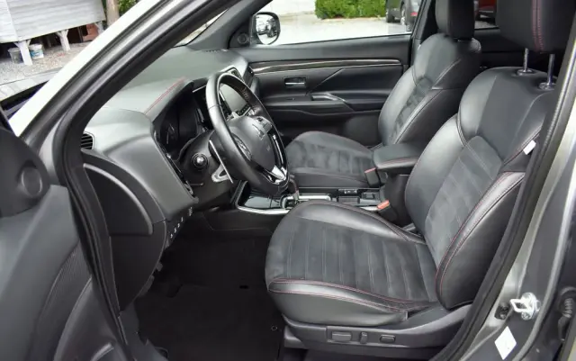 MITSUBISHI Outlander 2.0 4WD CVT Diamant Edition+