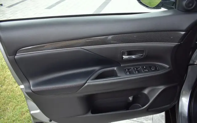 MITSUBISHI Outlander 2.0 4WD CVT Diamant Edition+