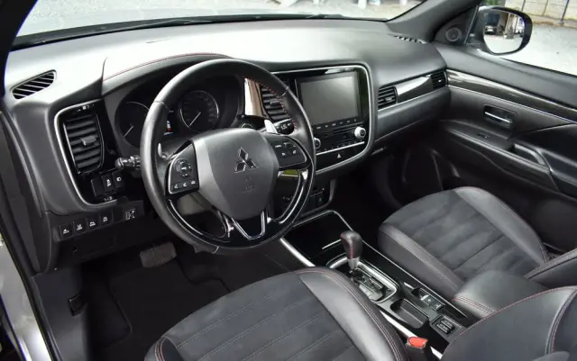 MITSUBISHI Outlander 2.0 4WD CVT Diamant Edition+