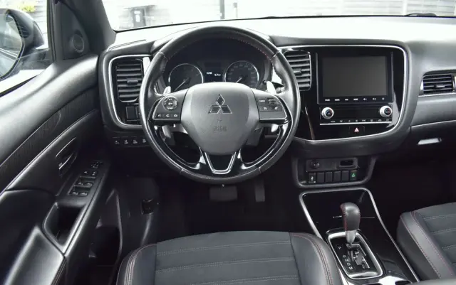 MITSUBISHI Outlander 2.0 4WD CVT Diamant Edition+