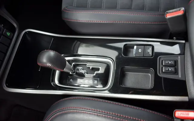 MITSUBISHI Outlander 2.0 4WD CVT Diamant Edition+