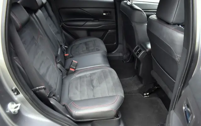 MITSUBISHI Outlander 2.0 4WD CVT Diamant Edition+