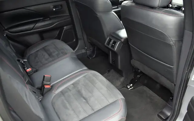 MITSUBISHI Outlander 2.0 4WD CVT Diamant Edition+