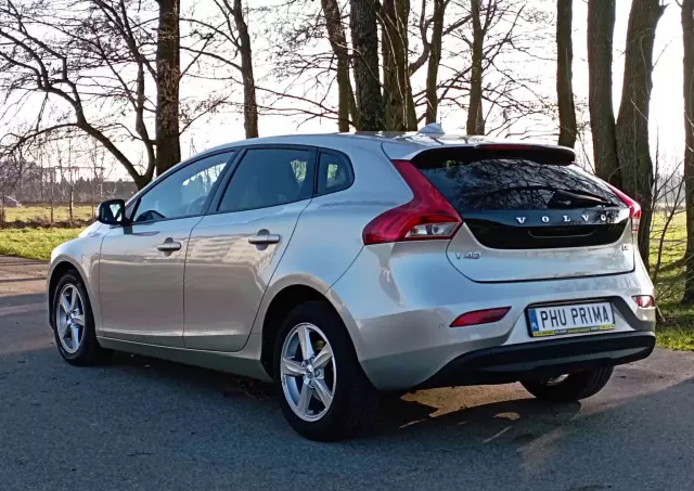 VOLVO V40 