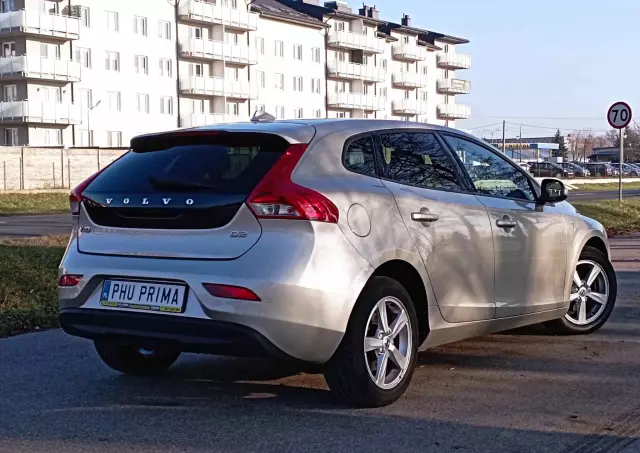 VOLVO V40 