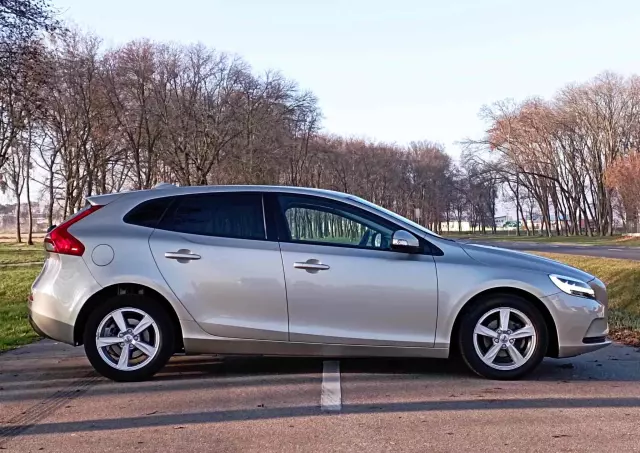 VOLVO V40 
