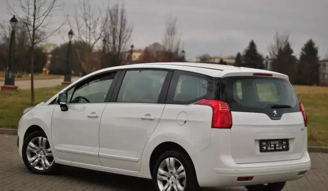PEUGEOT 5008 