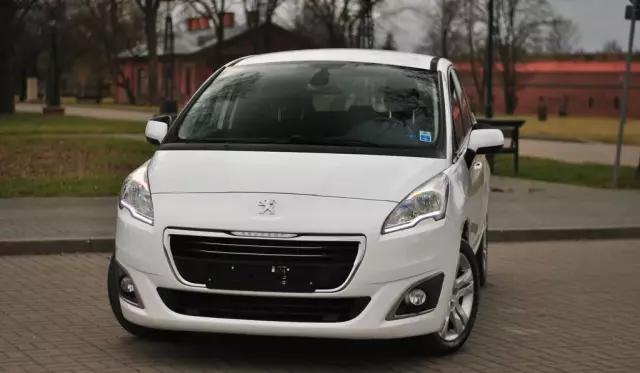 PEUGEOT 5008 