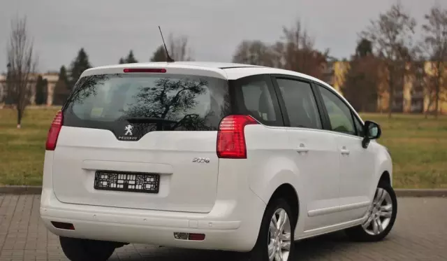 PEUGEOT 5008 