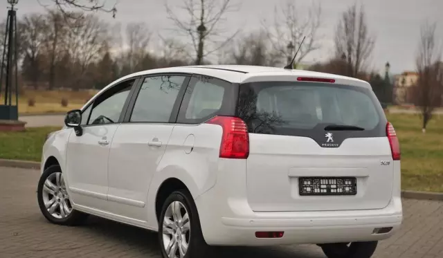 PEUGEOT 5008 