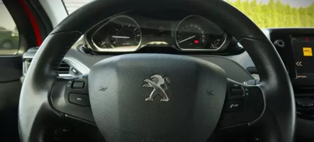 PEUGEOT 208 