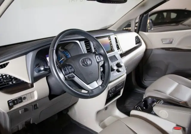 TOYOTA Sienna 3.5 V6