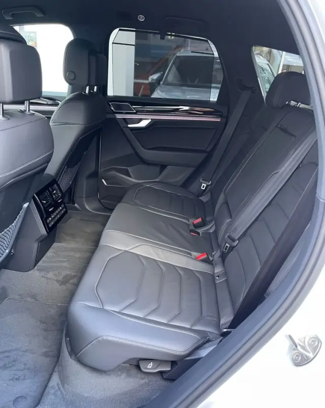 VOLKSWAGEN Touareg 3.0 V6 TDI 4Motion R-Line