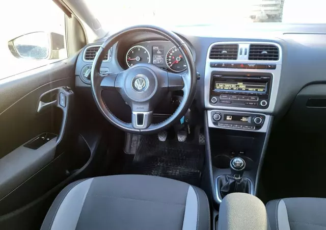 VOLKSWAGEN Polo 