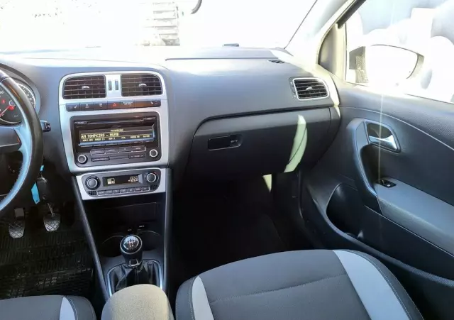 VOLKSWAGEN Polo 
