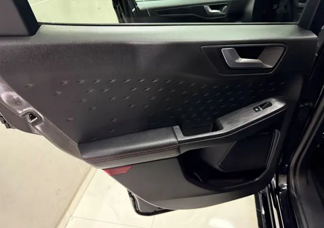 FORD Kuga 2.0 TDCi 2x4 ST-Line
