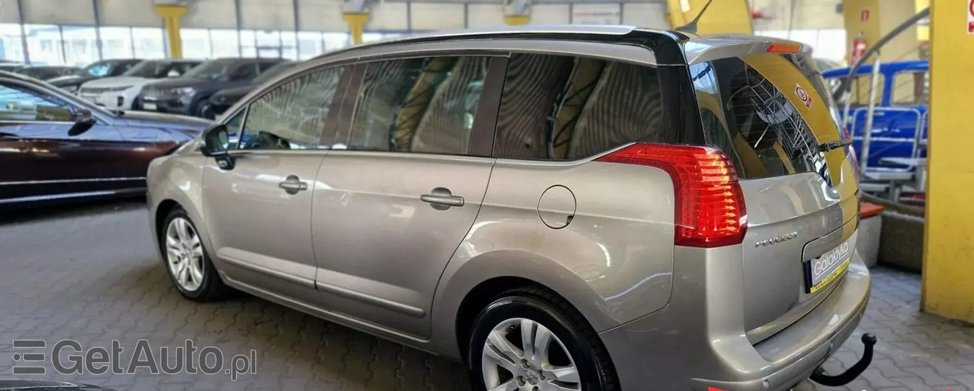 PEUGEOT 5008 